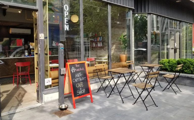 Το «anarchist cafe» βάζει λουκέτο λόγω χαμηλών κερδών αν και πρέσβευε τον αντικαπιταλισμό