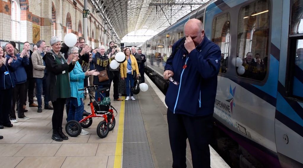 Ένας μηχανοδηγός τρένου στη Βρετανία ξέσπασε σε κλάματα μπροστά δεκάδες ανθρώπους – Διαβάστε τον λόγο