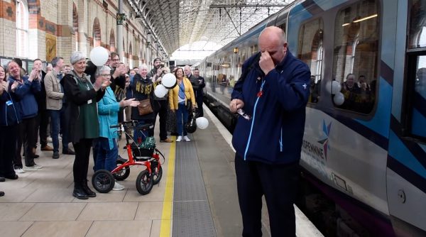 Ένας μηχανοδηγός τρένου στη Βρετανία ξέσπασε σε κλάματα μπροστά δεκάδες ανθρώπους – Διαβάστε τον λόγο