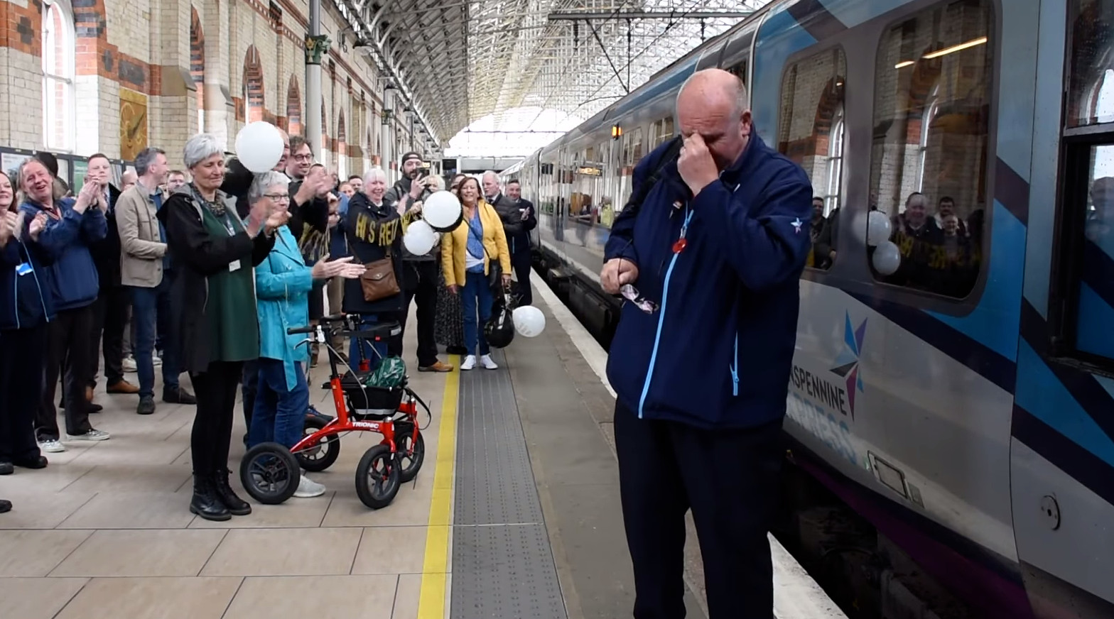 Ένας μηχανοδηγός τρένου στη Βρετανία ξέσπασε σε κλάματα μπροστά δεκάδες ανθρώπους - Διαβάστε τον λόγο