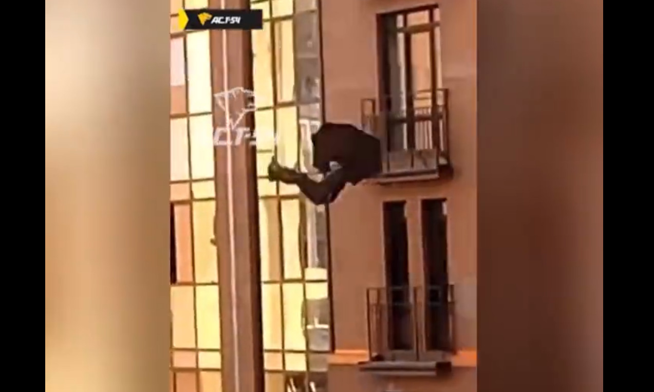 Άντρας πήρε μια ομπρέλα και έπεσε από τον όγδοο όροφο πολυκατοικίας στη Ρωσία - Πέθανε στο ασθενοφόρο