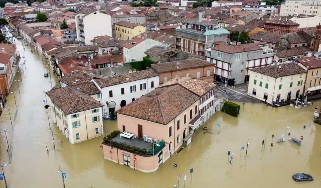 «Πάνε να τους σώσουν με ελικόπτερα» – Τι λένε Έλληνες κάτοικοι των πλημμυρισμένων περιοχών της Ιταλίας