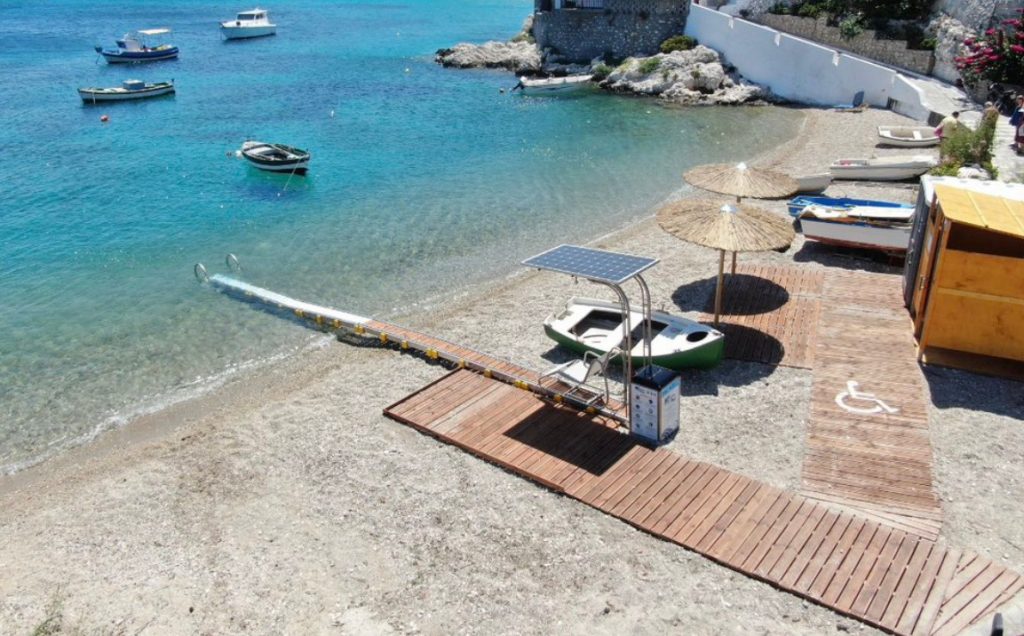 Washington Post: Πώς η Ελλάδα έχει γίνει «πρωταθλήτρια» στην πρόσβαση των ΑμεΑ στις παραλίες