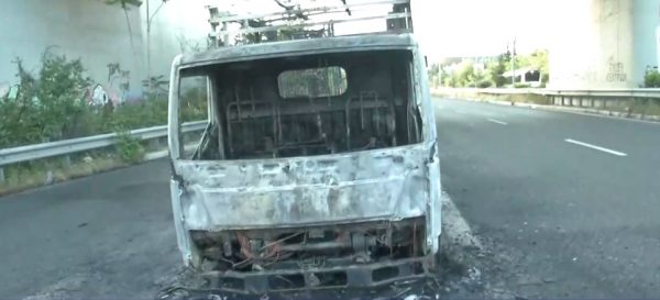 Φωτιά πήρε φορτηγάκι που βρισκόταν εν κινήσει στη λεωφόρο Κύμης