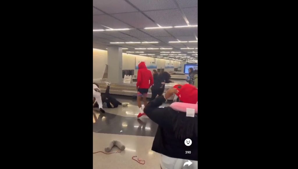 Πρωτοφανείς σκηνές βίας σε αεροδρόμιο του Σικάγο – Δύο συλλήψεις