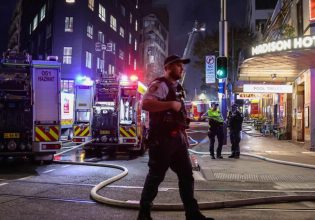 Υπό έλεγχο τέθηκε η μεγάλη φωτιά σε επταώροφο κτίριο στο Σίδνεϊ