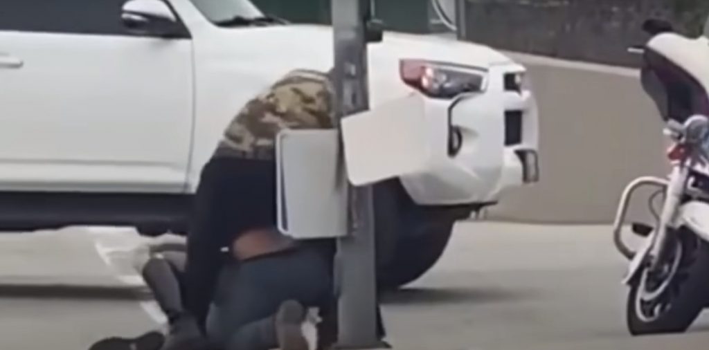 Θαρραλέοι πολίτες σώζουν αστυνομικό από άγριο ξυλοδαρμό στην Καλιφόρνια – Δείτε βίντεο