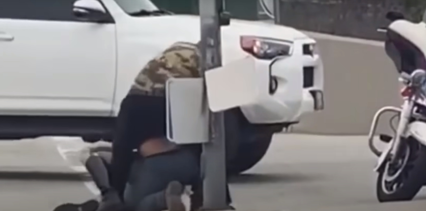Θαρραλέοι πολίτες σώζουν αστυνομικό από άγριο ξυλοδαρμό στην Καλιφόρνια - Δείτε βίντεο