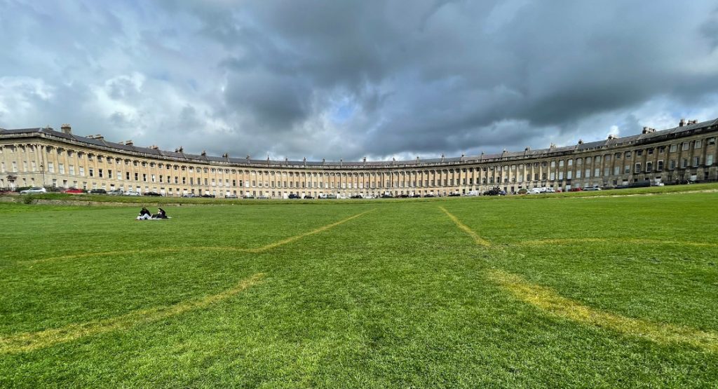 Βρετανοί πολίτες σχημάτισαν στο γκαζόν της Βασιλικής Ημισελήνου έναν…φαλλό λίγες ημέρες πριν τη στέψη του βασιλιά Καρόλου