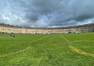 Βρετανοί πολίτες σχημάτισαν στο γκαζόν της Βασιλικής Ημισελήνου έναν…φαλλό λίγες ημέρες πριν τη στέψη του βασιλιά Καρόλου