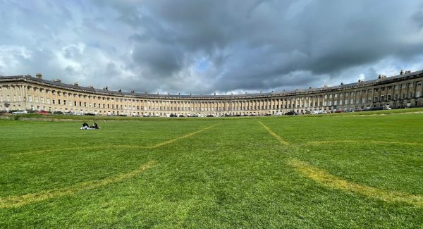 Βρετανοί πολίτες σχημάτισαν στο γκαζόν της Βασιλικής Ημισελήνου έναν…φαλλό λίγες ημέρες πριν τη στέψη του βασιλιά Καρόλου