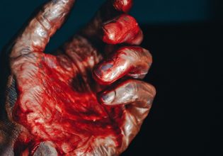 Την μαχαίρωνε επανειλημμένα δημοσίως και κανείς δεν επενέβη