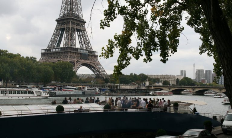 Άνδρας υπέστη ανακοπή καρδιάς στον Πύργο του Άιφελ και οι γιατροί έκαναν επέμβαση επί τόπου