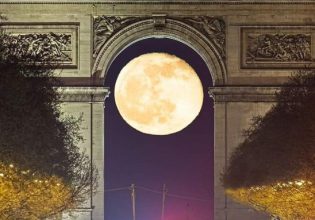 Η απόλυτη ευθυγράμμιση της πανσελήνου στην Αψίδα του Θριάμβου στο κέντρο του Παρισιού