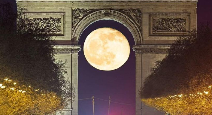 Η απόλυτη ευθυγράμμιση της πανσελήνου στην Αψίδα του Θριάμβου στο κέντρο του Παρισιού
