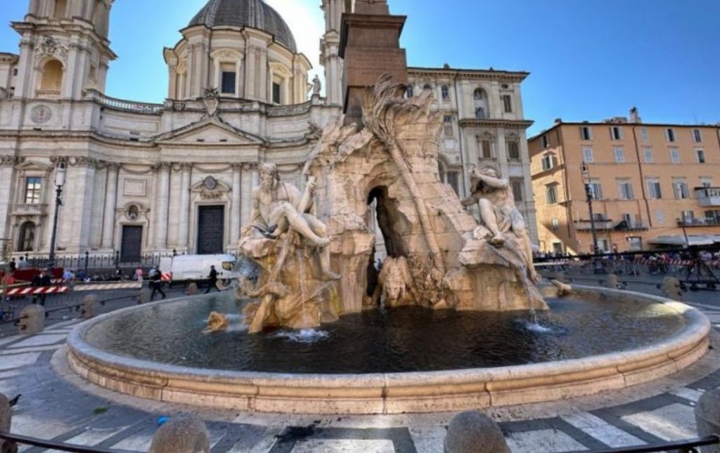 «Το μέλλον είναι τόσο μαύρο όσο αυτό το νερό» – Ακτιβιστές έριξαν μαύρο υγρό σε γνωστό σιντριβάνι της Ρώμης
