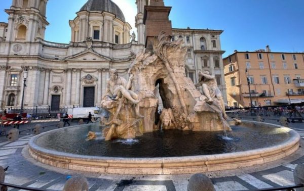 «Το μέλλον είναι τόσο μαύρο όσο αυτό το νερό» – Ακτιβιστές έριξαν μαύρο υγρό σε γνωστό σιντριβάνι της Ρώμης