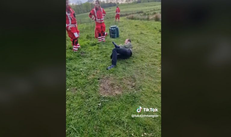 Ο πιο ψύχραιμος άνθρωπος έγινε viral στο Tik Tok – Έσπασε το πόδι του και παρακολουθούσε βίντεο στο κινητό του