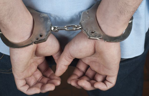 Συνελήφθησαν δύο άτομα για ληστείες σε 24ωρα μίνι μάρκετ στην περιοχή του Πειραιά