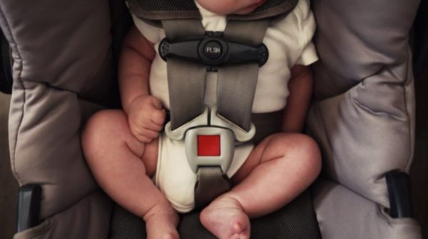 Πάτρα: Μωρό 15 μηνών κλειδώθηκε κατά λάθος στο αυτοκίνητο – Έσπασαν το τζάμι για να το βγάλουν