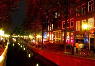 Πρόστιμο στη χρήση κάνναβης στην περιοχή των «Κόκκινων Φαναριών» βάζει το Άμστερνταμ