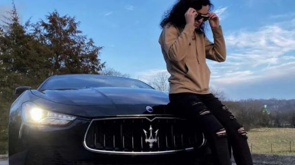 Είναι μόλις 24 ετών και βγάζει 5.000 ευρώ το μήνα… δουλεύοντας 20 λεπτά τη μέρα – Πώς τα καταφέρνει