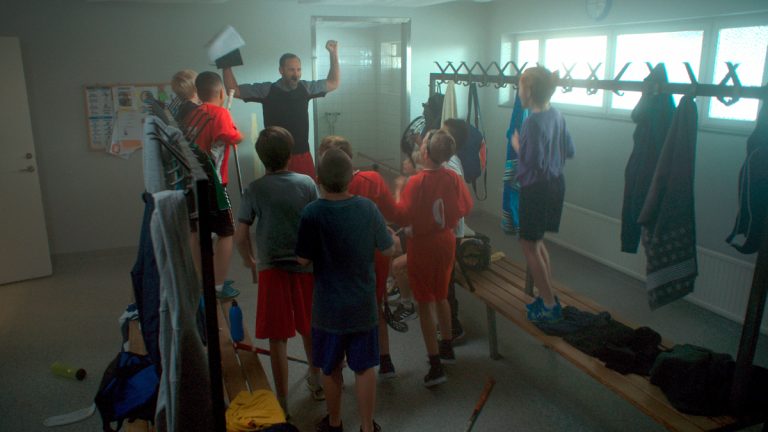 Αγόρια στο Ντους: Τι απαντά ο σκηνοθέτης της ταινίας για τις αντιδράσεις στην Ελλάδα