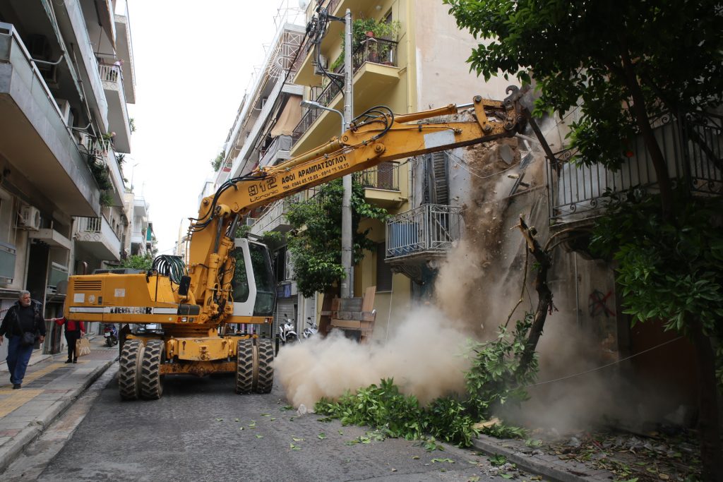 Κατεδάφιση εγκαταλελειμμένου ακινήτου στο κέντρο της πόλης από τον δήμο Πειραιά