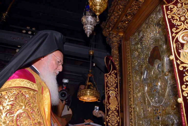 Live η υποδοχή της Ιεράς Εικόνας της Παναγίας «Αξιον Εστί» στη Μητρόπολη