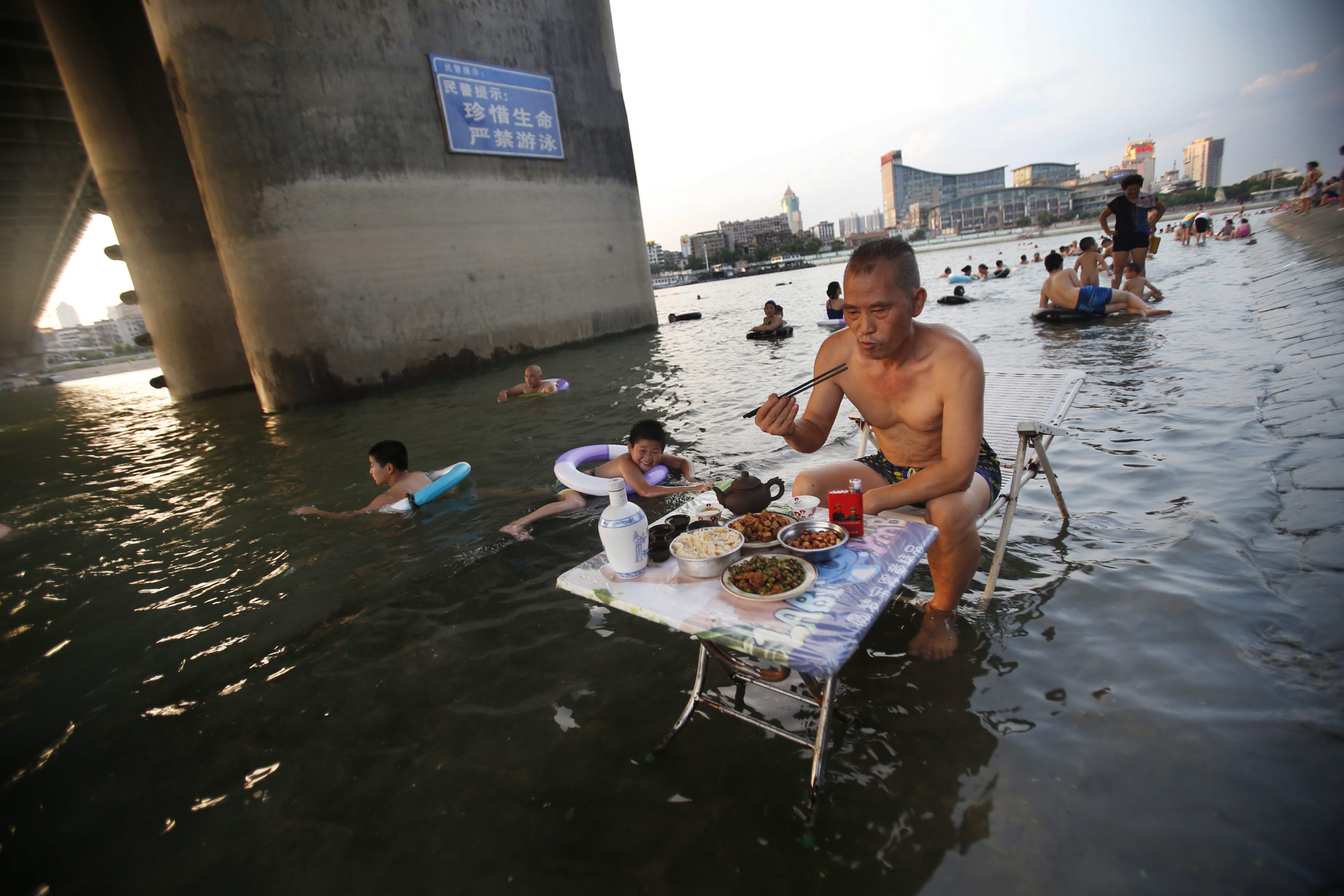 Καύσωνας στην Κίνα: Μεγάλες πόλεις «βράζουν» στη ζέστη, προετοιμάζονται για περισσότερες θερμοκρασίες ρεκόρ