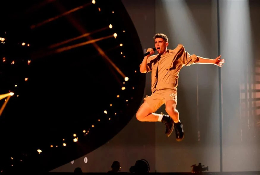 Εντυπωσίασε ο Victor Vernicos στη σκηνή της Eurovision - Θερμό χειροκρότημα για τον 16χρονο