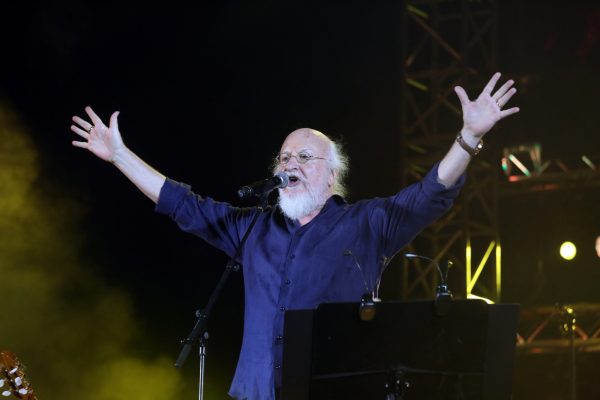 Διονύσης Σαββόπουλος: Η ταραχώδης διαδρομή του «Νιόνιου» – Από τα τραγούδια της φυλακής στη Χούντα στη στήριξη στον Μητσοτάκη