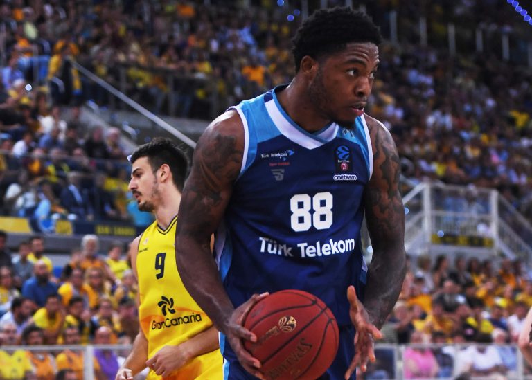 «Μάχη Ολυμπιακού, Εφές και Βίρτους» για τον Τζόουνς (vids)