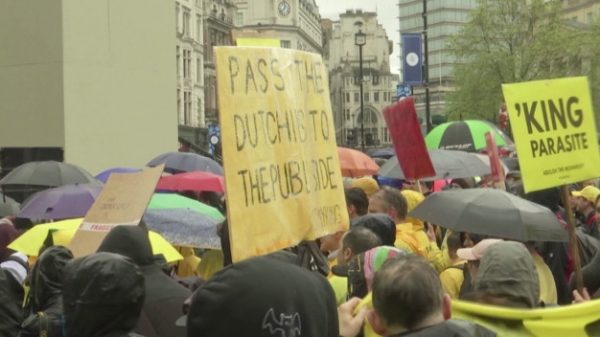 Μ. Βρετανία: Συλλήψεις δεκάδων αντιμοναρχικών διαδηλωτών στην στέψη του Καρόλου