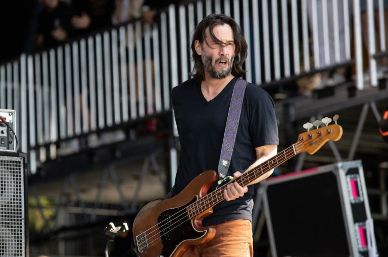 Ο Κιάνου Ριβς επανενώθηκε με τους Dogstar μετά από 20 χρόνια και «τα έσπασε» επάνω στην σκηνή