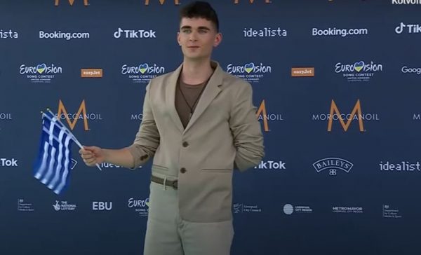 Victor Vernicos: H εμφάνισή του στο τιρκουάζ χαλί της Eurovision