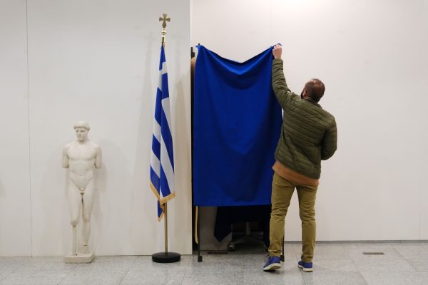 Εκλογές: Γιατί οι πολίτες «αδιαφορούν» για τα σκάνδαλα και τις τραγωδίες