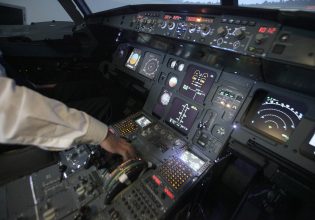 Ποιοι πιλότοι πήραν «μαϊμού» διπλώματα και πόσο κόστιζαν – «Έδιναν εξετάσεις με ψείρες στο αυτί»