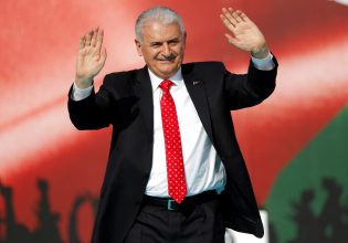 Εκλογές στην Τουρκία: Ο Μπιναλί Γιλντιρίμ «ανησύχησε» με την αργοπορία της συζύγου στην κάλπη – «Τι έγινε γυναίκα»