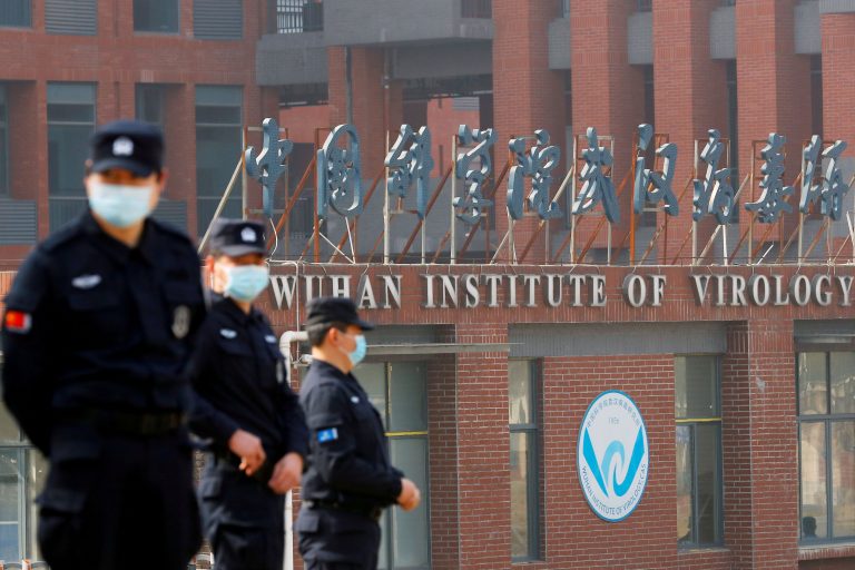 Κοροναϊός: Κορυφαίος Κινέζος επιστήμονας δεν αποκλείει το σενάριο διαρροής από εργαστήριο