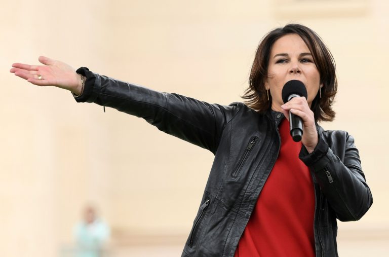 Γερμανία: Το αεροπλάνο της ΥΠΕΞ… μένει από λάστιχο