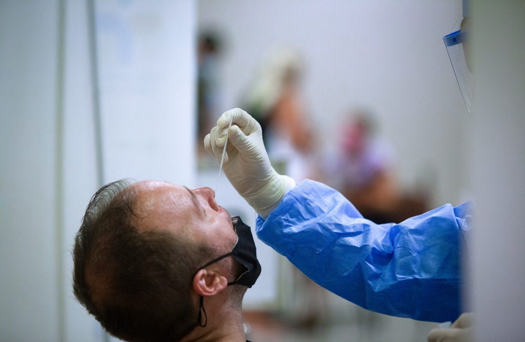 Κοροναϊός: 52 νεκροί και 61 διασωληνωμένοι – Αύξηση της θετικότητας