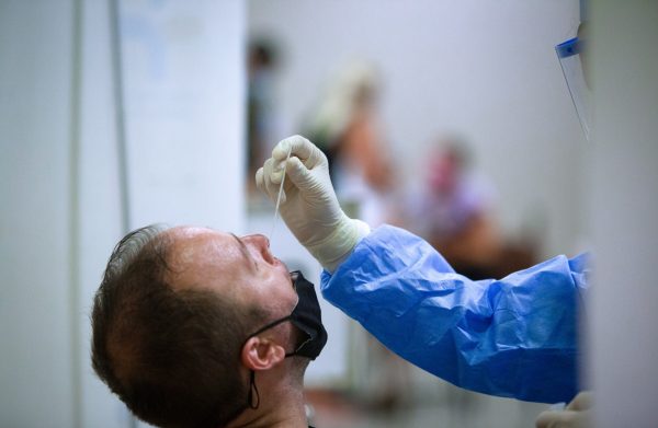 Κοροναϊός: 52 νεκροί και 61 διασωληνωμένοι – Αύξηση της θετικότητας