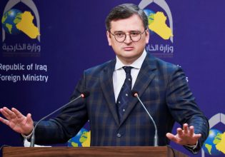 Πόλεμος στην Ουκρανία: Περισσότερα όπλα ζητά ο Κουλέμπα