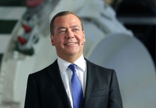 Μεντβέντεφ: «Αυθάδης γεροξεκούτης» ο Μπορέλ και «χοντροκέφαλοι» των Βρυξελλών.