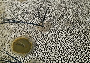 Κλιματική αλλαγή και υπερκατανάλωση ρίχνουν τη στάθμη στις μισές λίμνες του κόσμου