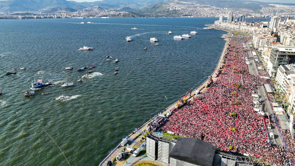 Εκλογές στην Τουρκία: Τα κόκκινα ποτάμια των υποψηφίων σε Άγκυρα και Σμύρνη