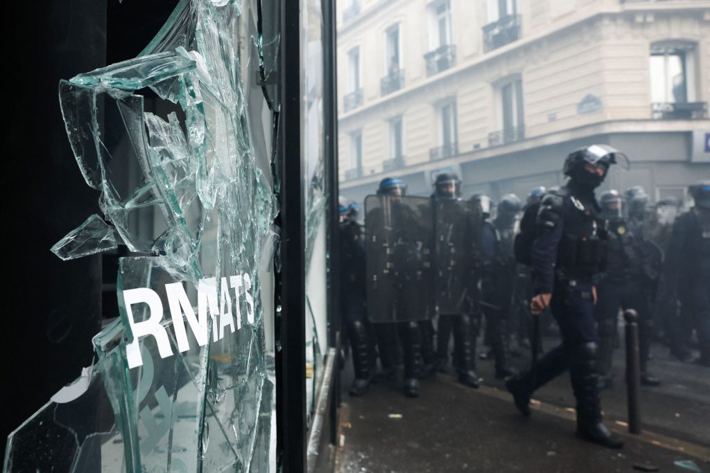 Πρωτομαγιά Παρίσι: Επεισόδια, μολότοφ και δακρυγόνα – Στους δρόμους ξανά οι Γάλλοι