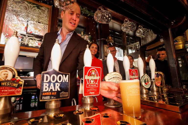 Ουίλιαμ και Κέιτ πήραν το μετρό και πήγαν για μπυρίτσα πριν τη στέψη του βασιλιά Καρόλου