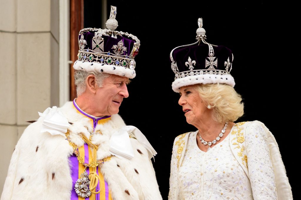 Βασιλιάς Κάρολος: Η νέα εποχή της μοναρχίας συγκριτικά με τη βασιλεία της Ελισάβετ